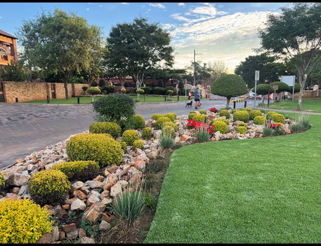 2 BEDROOM APARTMENT FOR SALE IN MOOIKLOOF RIDGE